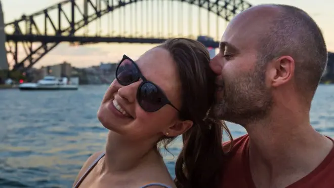 Después de 12 años juntos, Richard y Rafaela acaban de divorciarse.