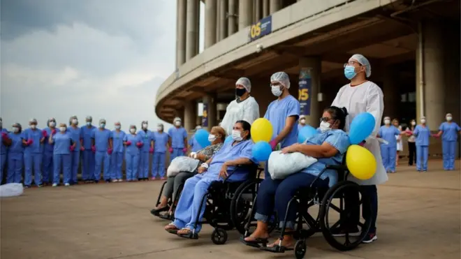 Desde o início da pandemia, a covid-19 matou pelo menos 153 mil pessoas no Brasil e 151 mil na União Europeia, incluindo o Reino Unido, onde morreram 44 mil