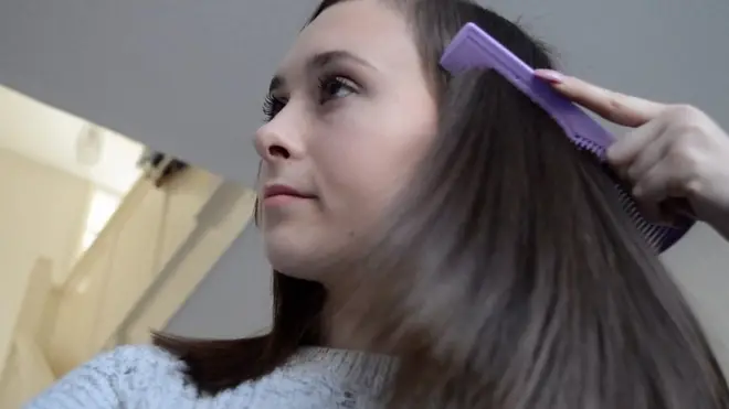 Megan Malone peinándose