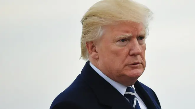 Donald Trump yandan bakiyor