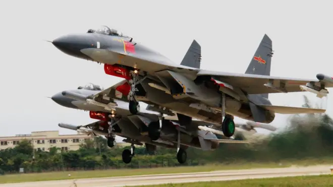 台湾媒体引述日本防卫省称，这次飞越宫古海峡的仍旧包括苏-30战斗机。