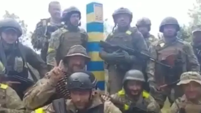 د اوکرايين دفاع وزارت یوه ویډيو خپره کړې چې پکې ښکاري د یوې ځمکنۍ لوا ځينې سرتیري یې په یوه نامالوم ځای کې د پولې په اوږدو کې ولاړ دي.