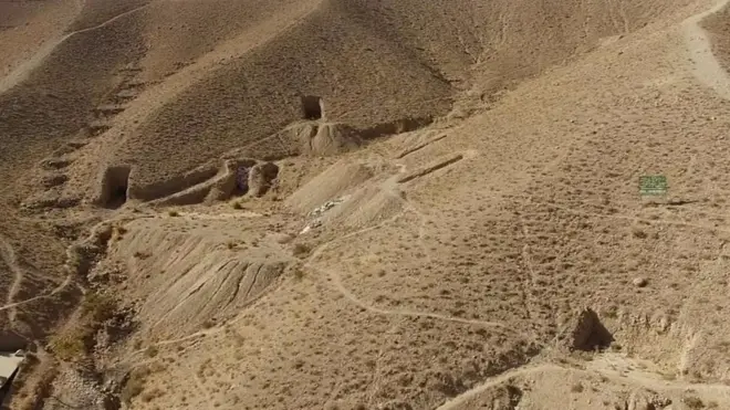 پاکستان کې هغې غرنۍ سيمې ته ورځو چې قران کريم ميليونونه زړې نسخې په کې تونلونو کې ساتل کېږي.