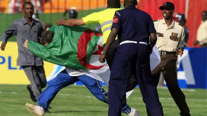 صورة أرشيفية لمشجع جزائري يقتحم أرض الملعب