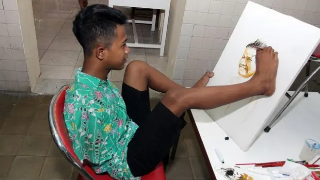 Kemampuannya melukis, telah membawanya melakoni sebuah pengalaman yang jarang bisa dilakukan masyarakat umum.