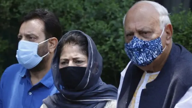 गुपकर गठबंधन में शामिल फ़ारूक़ अब्दुल्ला और महबूबा मुफ़्ती