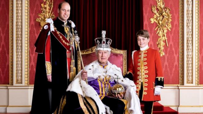 El rey Carlos III es fotografiado en el Palacio de Buckingham Palace sentado en el trono con su hijo, el prínicpe William, a su lado y el príncipe George en el otro lado.