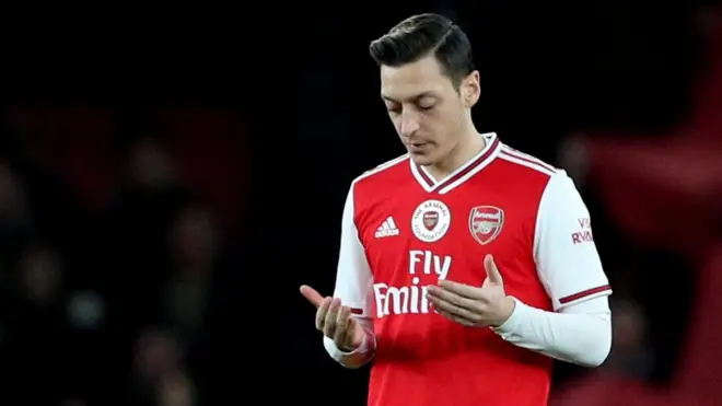 Mesut Ozil yang beragama Islam berdoa sebelum pertandingan melawan Manchester City hari Minggu (15/12).