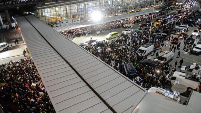 在纽约肯尼迪机场外抗议限制移民入境的群众（28/1/2017）