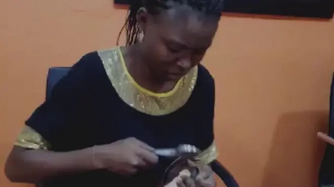 Nwaanyị na-arụ akpụkpọụkwụ