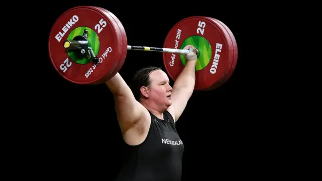 Halterofilista Laurel Hubbard, a primeira atleta transgênero competindobetanobrasilTóquiobetanobrasil2020