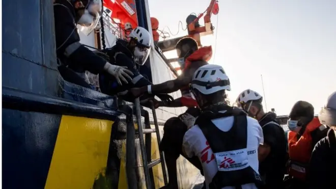 29 Ağustos'ta Akdeniz'de kurtarılan göçmenler Sea-Watch 4 teknesine nakledildi