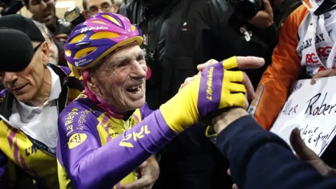 Robert Marchand, de 105 años, establece un nuevo récord de ciclismo de más de 105 años cerca de París, el 4 de enero de 2017.