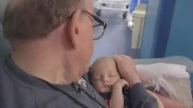 Девід Дойчман із хворим немовлям