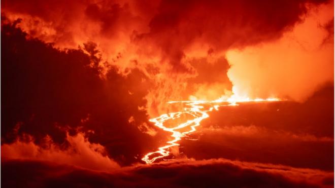Volcán Mauna Loa en plena erupción.