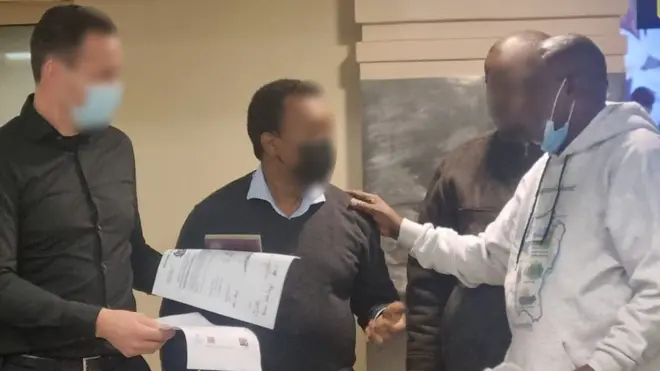 Joon Habtee (gidduu) poolisoota waliin