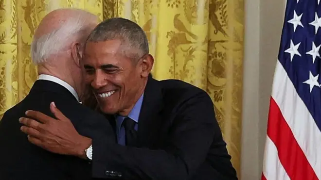 مزح الرئيس الأمريكي السابق باراك أوباما مع نائبه القديم في زيارة إلى البيت الأبيض