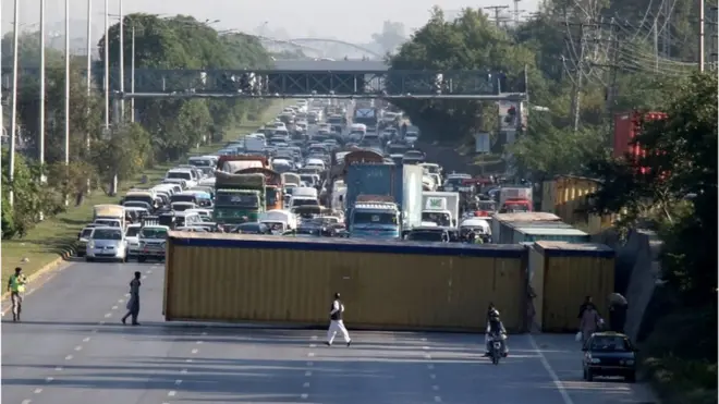 راولپنڈی اسلام آباد میں ایک سڑک کا منظر