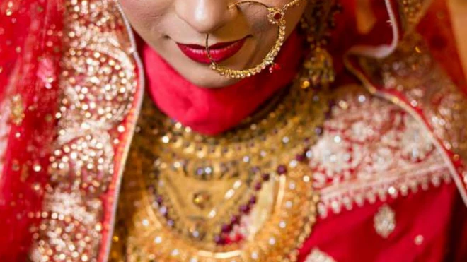 ผู้หญิงอินเดียในชุดเจ้าสาว