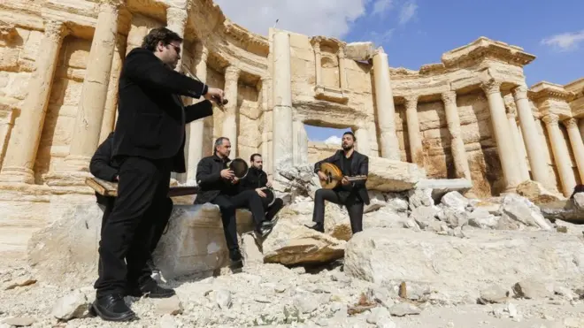 Empat musisi memainkan serangkaian lagu di situs Palmyra yang dihancurkan ISIS.