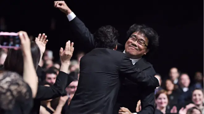 Режисер Пон Джун-хо радіє перемозі