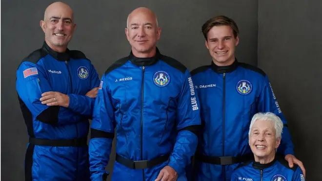 Wasafiri wa chombo kipya cha Shepard(Kushoto kwenda kulia): Mark Bezos, Jeff Bezos, Oliver Daemen, Wally Funk.