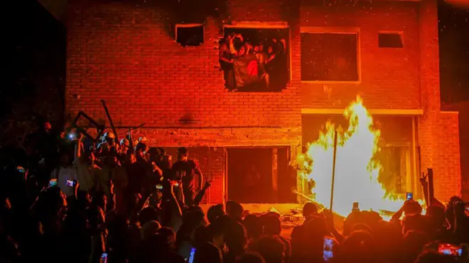 शेख़ मुजीब के घर को आग लगाई