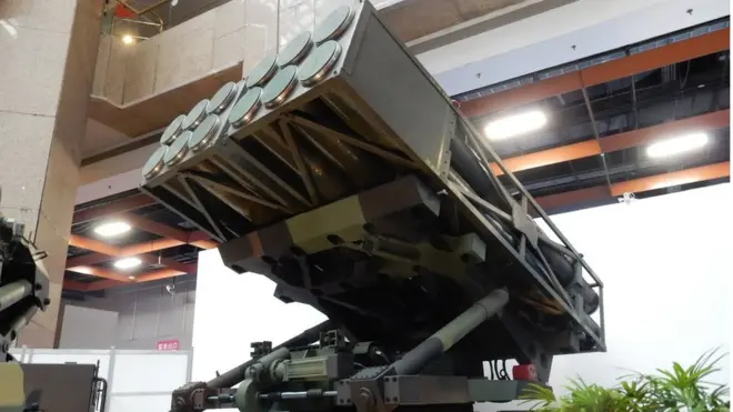 台湾从1960年代开始发展军武研究，累积了相当的经验，图为台湾研发的"雷霆2000"多管火箭。