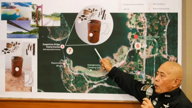 พ.ต.ท. กรวัชร์ รองอธิบดีดีเอสไออธิบายแผนผังจำลองวัตถุพยานคาดว่าเป็นชิ้นส่วนกระดูกมนุษย์ บริเวณสะพานแขวนแก่งกระจาน