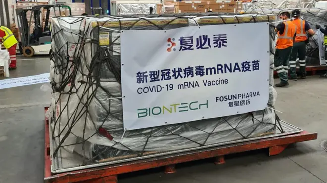 首批供应台湾的德国BioNTech新冠病毒疫苗在卢森堡机场付运（中新社图片 / 复星医药供图1/9/2021）