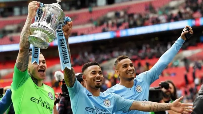 فريق مانشستر سيتي هو أول فريق للرجال يفوز بالبطولات الثلاث المحلية الدوري والرابطة والاتحاد في موسم واحد.