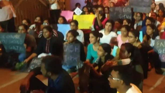 बनारस हिंदू विश्वविद्यालय में धरने पर बैठी छात्राएं