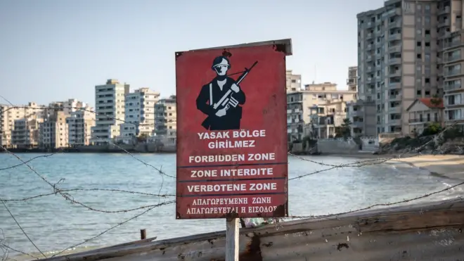 Kuzey Kıbrıs'ta askeri uyarı levhası.