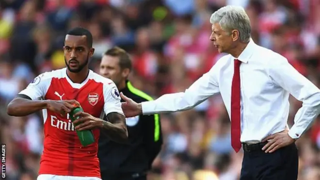 Mshambuliaji wa Arsenal Theo Walcott akiwa na mkufunzi Arsene Wenger