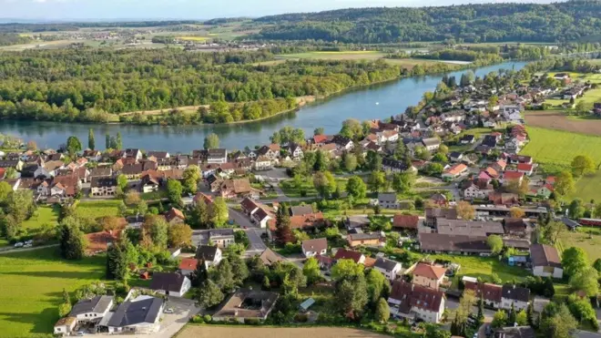 A cidade alemãedge pokerBüsingen am Hochrhein está totalmente cercada pela Suíça