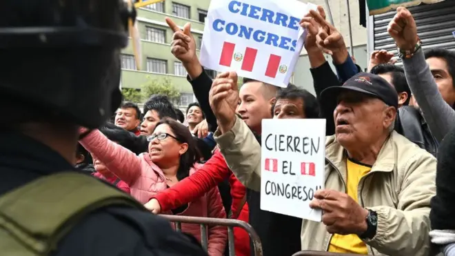Manifestantes a las afueras del Congreso demandaron el cierre del Parlamento peruano este lunes.