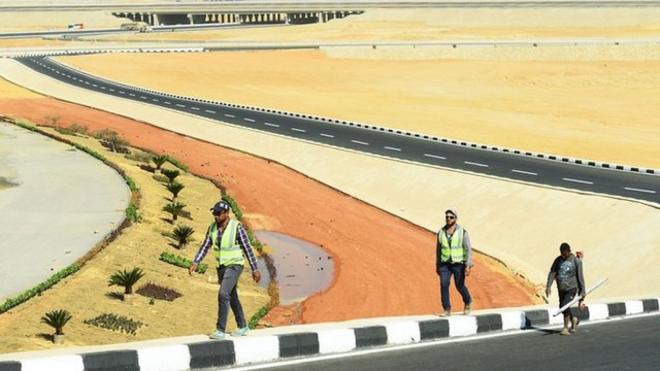 Obreros en la nueva capital administrativa de Egipto