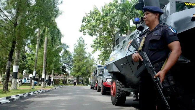 Serangan di Polda Sumut, Minggu (25/06), telah menewaskan seorang anggota polisi yang sedang berjaga. Adapun salah-seorang pelaku serangan tewas setelah ditembak aparat kepolisian. Polisi kini telah menetapkan empat tersangka - salah-seorang diantaranya adalah SP.