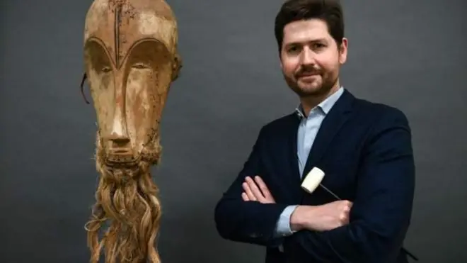 Le rare masque en bois a été vendu en France pour près de 5 millions de dollars