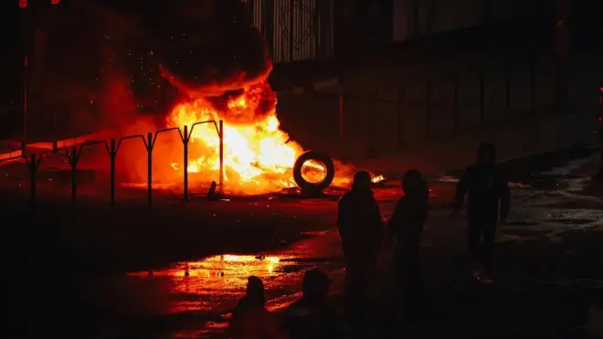 Ввечері 4 січня мітингувальники палили шини під відділком поліції в Каховці