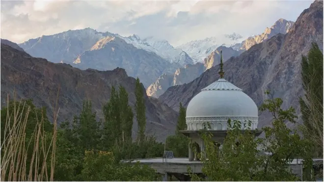 నూర్ బక్షి మసీదు