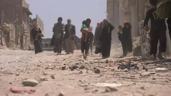 فريق بي بي سي يصل إلى مدنيين لا يزالون عالقين داخل منازلهم في المدينة القديمة وسط الموصل