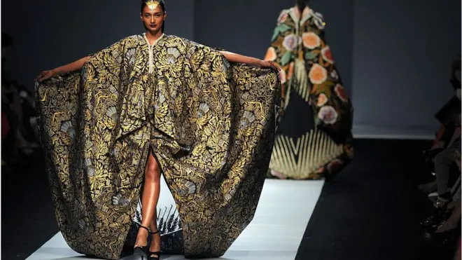 Salah satu koleksi batik dari Iwan Tirta yang ditampilkan di Jakarta Fashion Week, 2014 lalu.