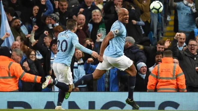 Vincent Kompany (kanan) merayakan golnya ke gawang Leicester City.