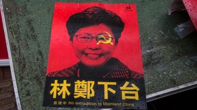 Hình ảnh của bà Carrie Lam, lãnh đạo Hong Kong trên một tờ rơi phản đối dự luật dẫn độ