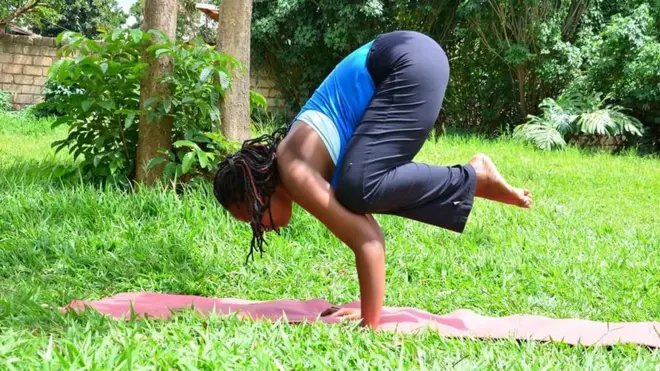 Aline Mazimpaka ariho akora Yoga