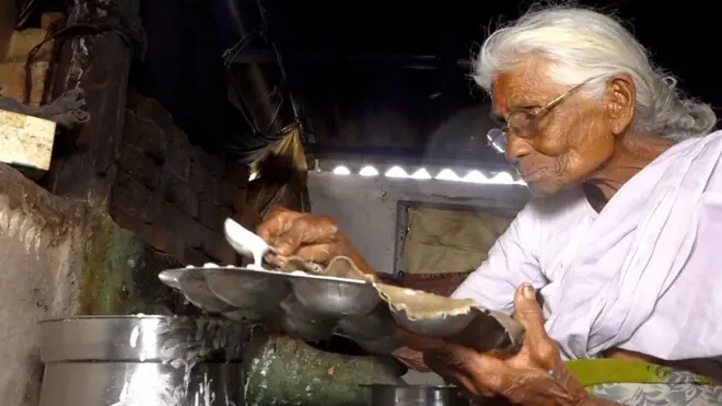 تخطت الثمانين وتطهو للناس مقابل مبلغ زهيد