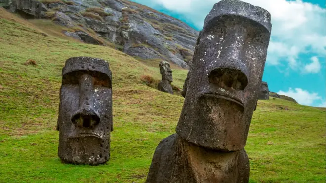 La Isla de Pascua debe su fama a los moáis, esculturas de piedra que se reparten por todo su territorio.