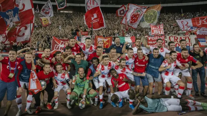 Fotografija za uspomenu - treća generacija Zvezdinih igrača u nizu koja igra grupnu fazu nekog evropskog takmičenja.