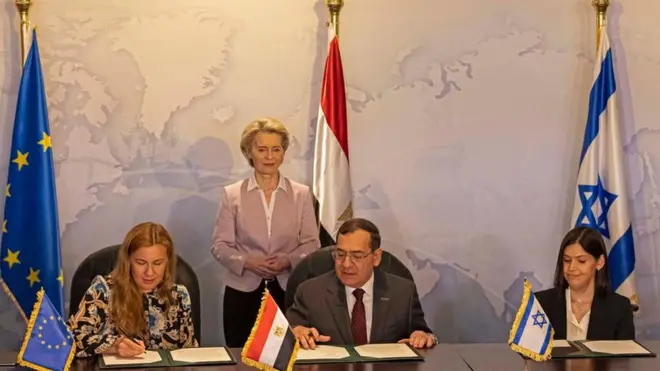طارق الملا، وزير البترول المصري، وكاترين الحرار، وزيرة الطاقة الإسرائيلية، وكادرى سيمسون مفوضة الطاقة والمناخ بالاتحاد الأوروبي أثناء توقيع الاتفاق في القاهرة